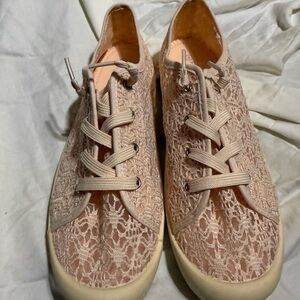 Falls Creek Women's Lace Sneakers in Cream